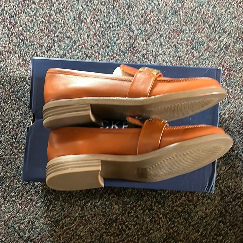 Rockport Tan and Gold Loafers with Elegant Design - Picture 2 of 5